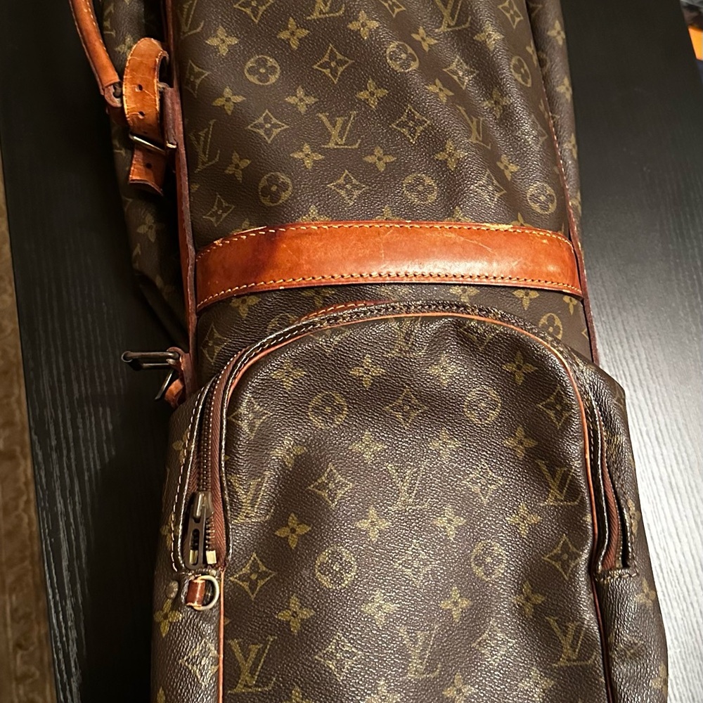 Louis Vuitton vintage collectible golf bag. - Picture 2 of 12